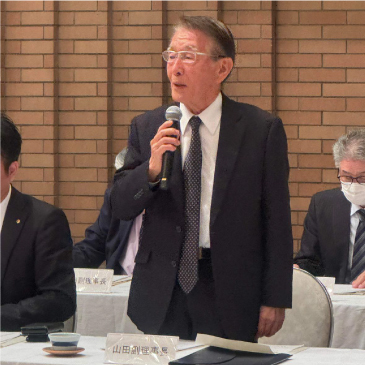 新理事長に選出され挨拶する山田理事長